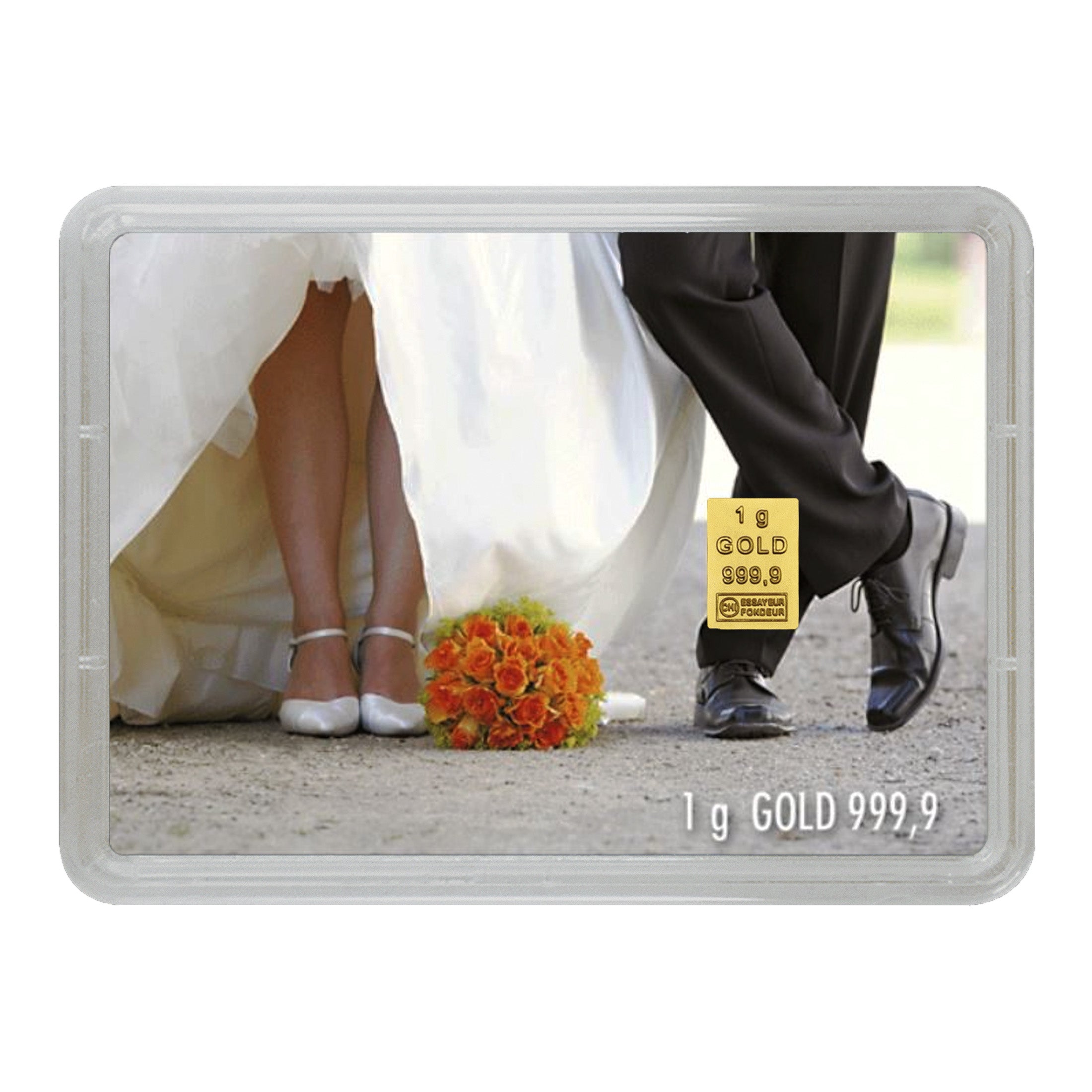 Hochzeitsgeschenk aus Gold – 1g Goldbarren mit Motiv von Brautpaar und orangem Brautstrauß
