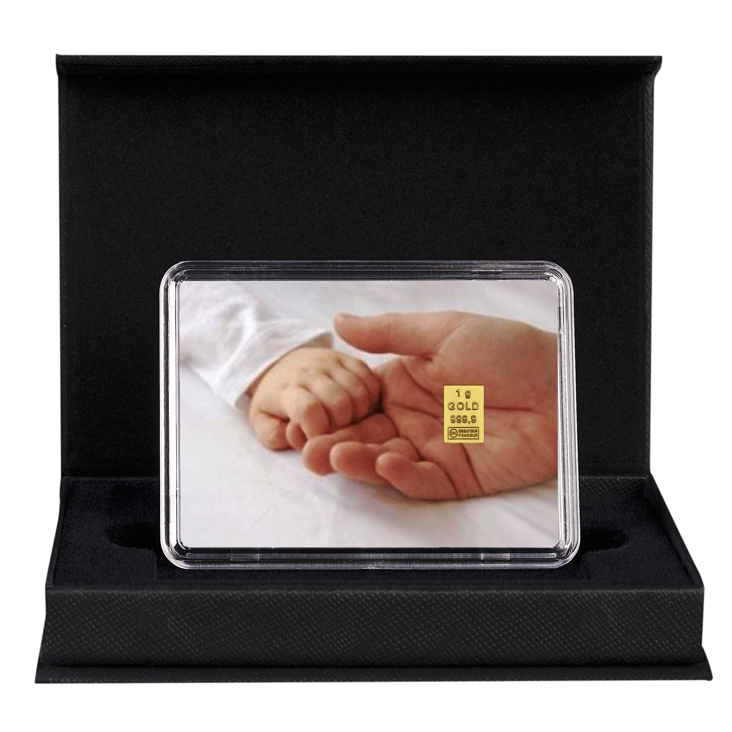 Schützende Hände zur Geburt mit einem 1 Gramm Goldbarren in Geschenkverpackung