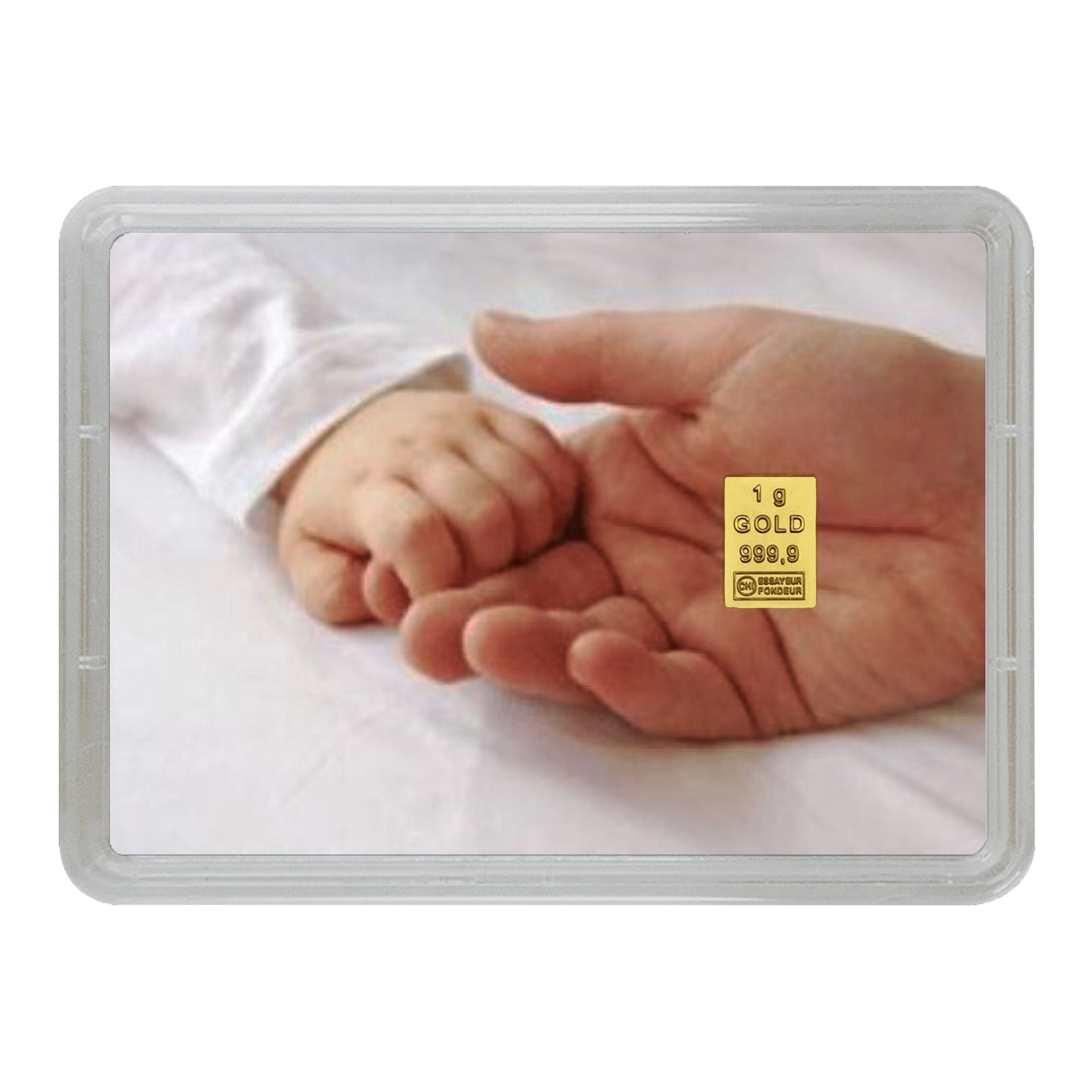 Ein Goldbarren-Geschenk zur Geburt mit Motivbild – eine Babyhand greift schützend in die geöffnete Hand eines Erwachsenen. Auf der Motivkarte ist ein 1g Goldbarren aus Feingold (999,9) eingefasst.