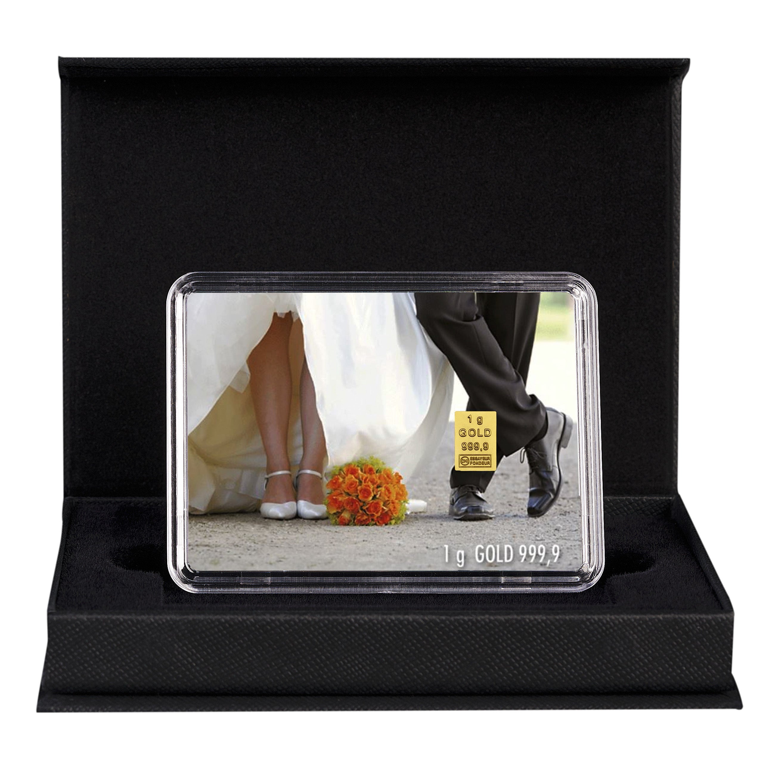Edler 1g Goldbarren zur Hochzeit mit Motiv "Forever", Brautpaar mit orangefarbenem Blumenstrauß, in hochwertiger schwarzer Geschenkbox – exklusives Hochzeitsgeschenk aus Feingold.