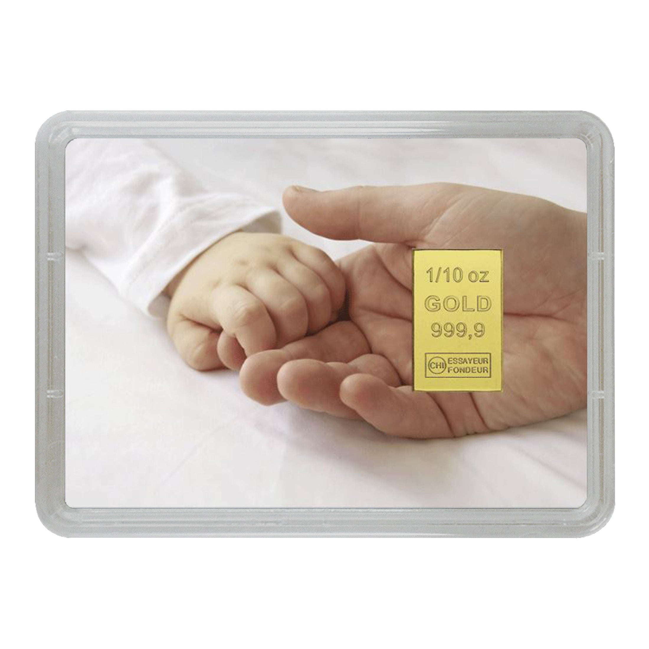 Ein Baby greift mit seiner kleinen Hand in die geöffnete Hand eines Erwachsenen, auf der ein Goldbarren mit der Prägung "1/10 oz GOLD 999,9" liegt. Symbolisches Bild für ein wertvolles Geschenk zur Geburt.