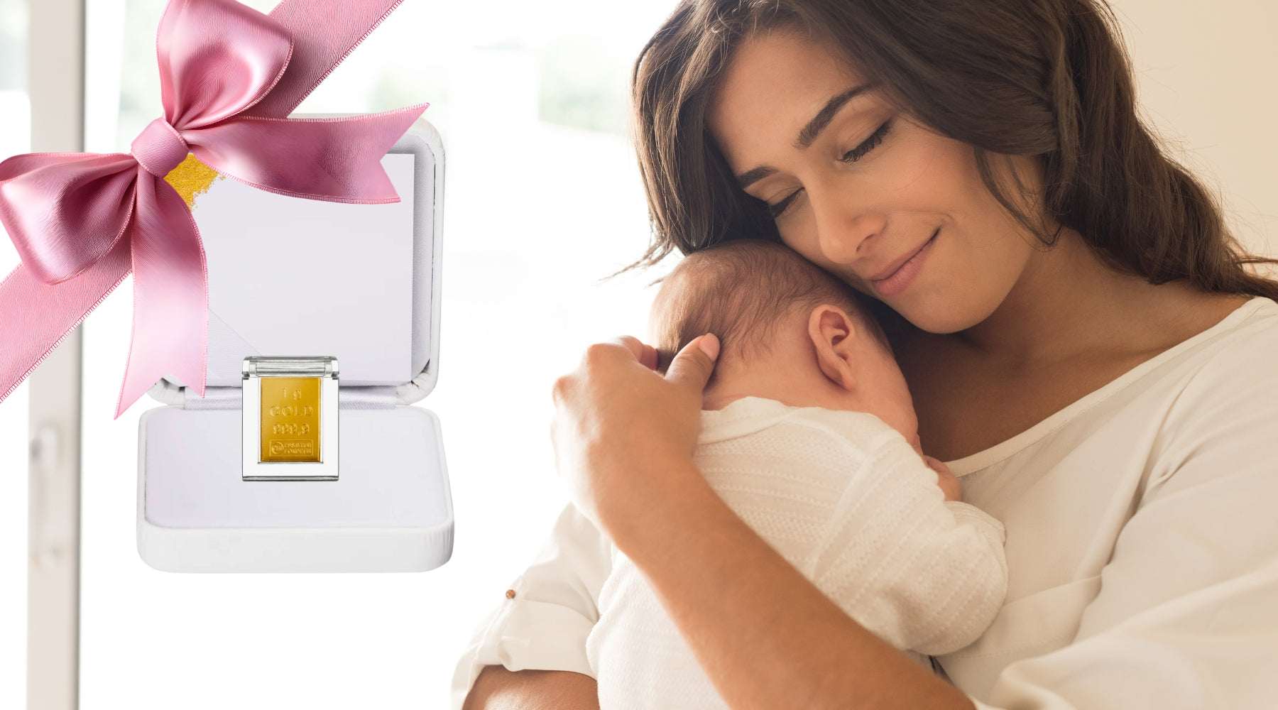 Goldbarren im Etui mit Geschenkschleife und Mutter mit Baby im Arm