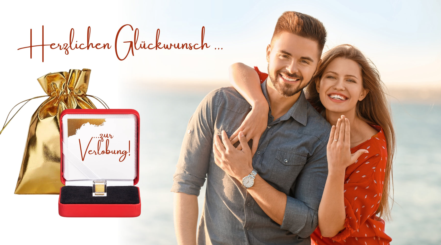 Verlobungsgeschenk aus Gold – glückliches Paar am Strand mit Goldbarren in roter Geschenkbox und goldfarbenem Beutel, Aufschrift ‚Herzlichen Glückwunsch zur Verlobung