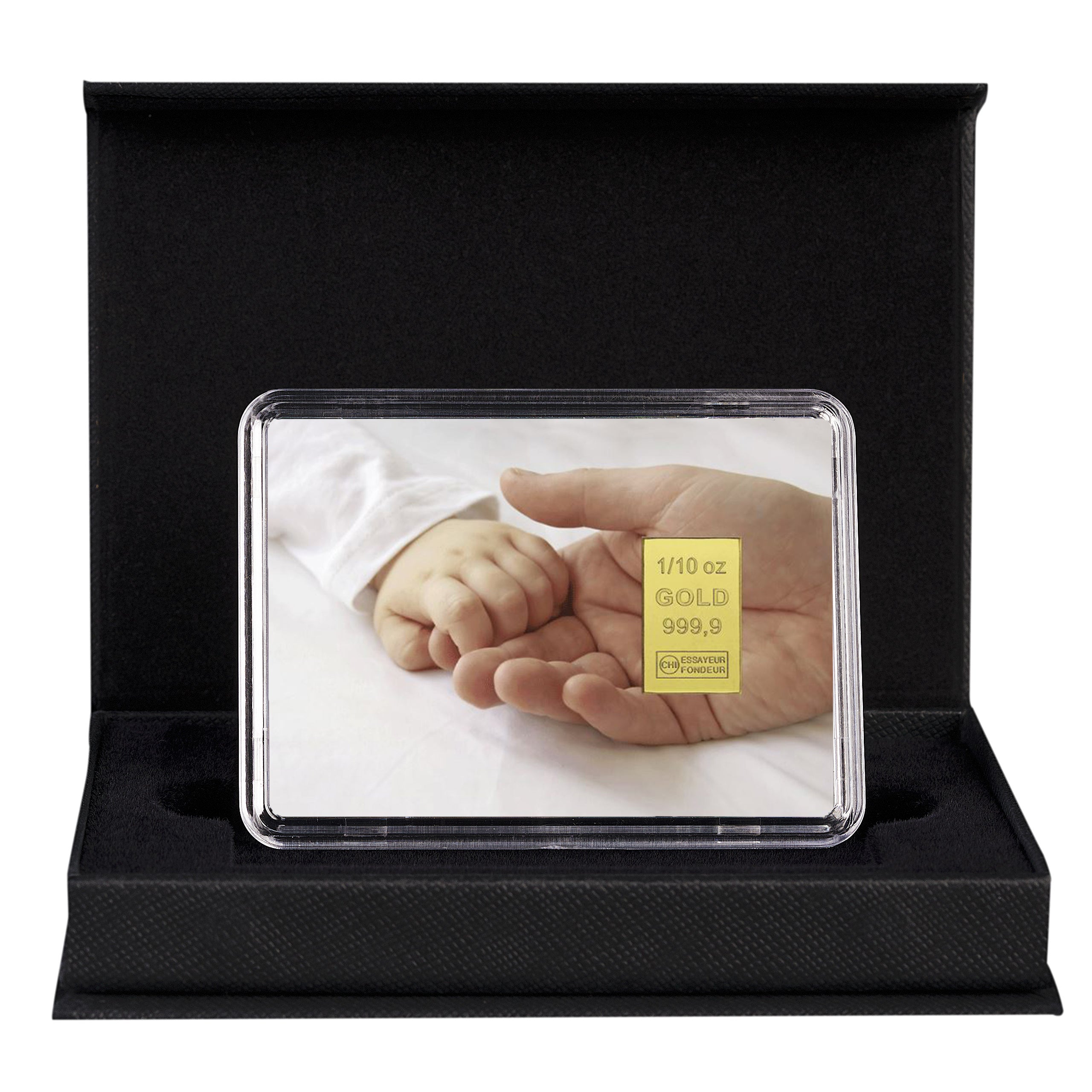 Edle schwarze Geschenkbox mit einem 1/10 Unze Goldbarren im Etui, verziert mit einem Bild von Baby- und Erwachsenenhand – ideales Geschenk zur Geburt.