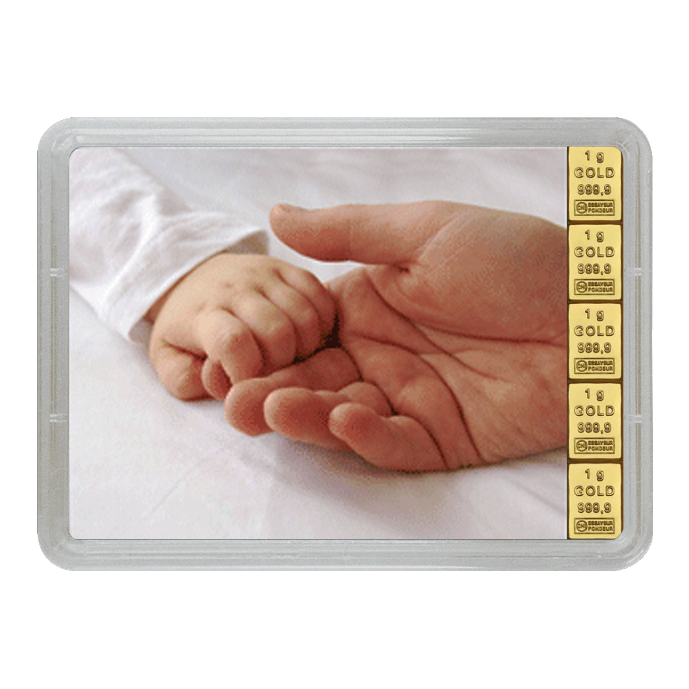 Symbolisches Geschenk zur Geburt – ein Baby greift nach der Hand eines Erwachsenen auf weißem Untergrund. Rechts im Bild sind fünf 1g Goldbarren mit einem Feingehalt von 999,9 zu sehen, die hochwertig in eine transparente Verpackung eingelassen sind.